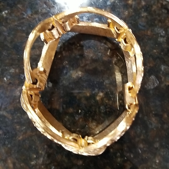 Vintage Crown TRIFARI "Circes Oval" Goldtone Bracelet - Picture 5 of 5